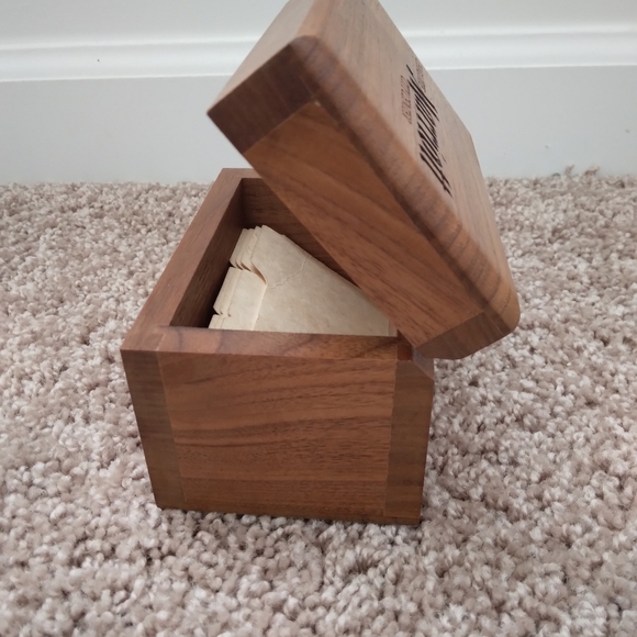 💥 CLOSET CLOSING SALE 💥 Genuine walnut wood recipe box - Picture 8 of 9